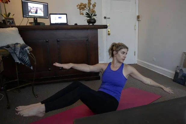 تعزّز التمارين المنزلية الصحة النفسية والجسدية، إذ تساعد على تحسين اللياقة البدنية، وخفض خطر الإصابة بالأمراض المزمنة (رويترز)