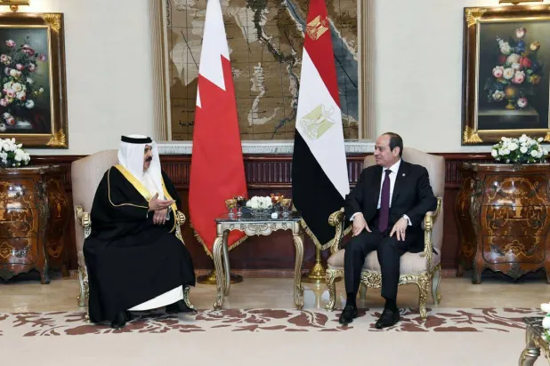 الرئيس المصري وملك البحرين خلال لقاء سابق بالقاهرة (أرشيفية - الرئاسة المصرية)