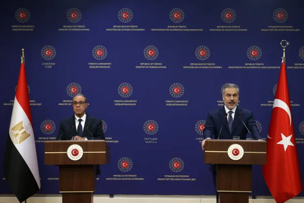 وزير الخارجية التركي هاكان فيدان ووزير الخارجية المصري بدر عبد العاطي خلال مؤتمر صحافي مشترك بعد اجتماعهما بأنقرة في 4 فبراير 2025 (إ.ب.أ)
