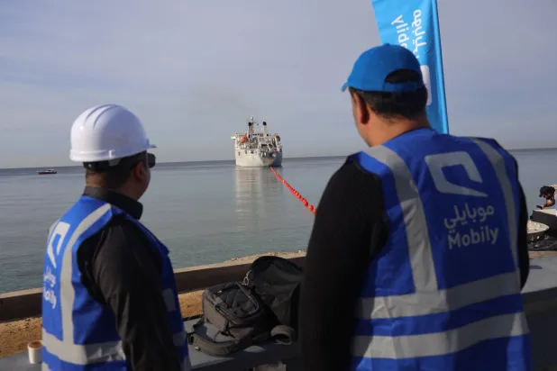 من عملية إنزال الكابل البحري «أفريكا 1» في السعودية (موبايلي)