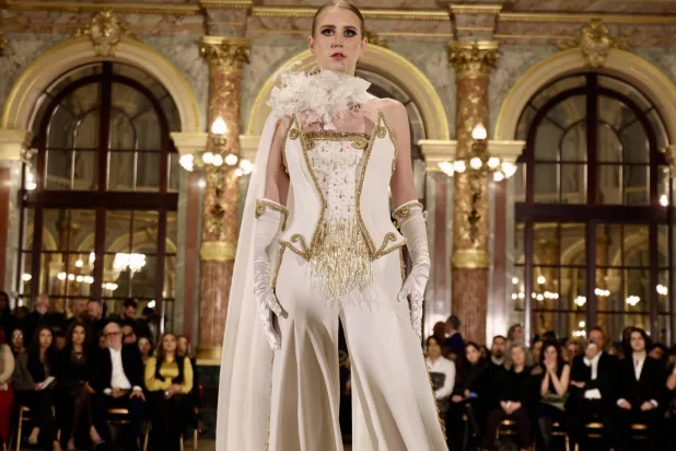 تعمد المصمم عرض تشكيلته في صالة «إنتركوننتال» نظراً لتاريخه وفخامته (روبير أبي نادر)