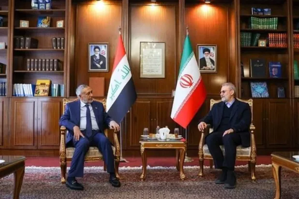 علي لاريجاني مستشار المرشد الإيراني مستقبلاً رئيس البرلمان العراقي محمود المشهداني في طهران يوم 4 فبراير 2025 (تسنيم)
