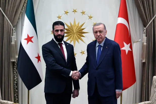 الرئيس السوري للمرحلة الانتقالية أحمد الشرع يلتقي الرئيس التركي رجب طيب إردوغان في القصر الرئاسي في أنقرة بتركيا في 4 فبراير 2025 (رويترز)