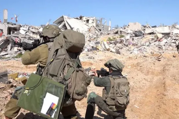 جنود إسرائيليون خلال قتالهم في قطاع غزة... من مقطع فيديو غير مؤرخ تم إصداره في 26 فبراير 2024 (رويترز)
