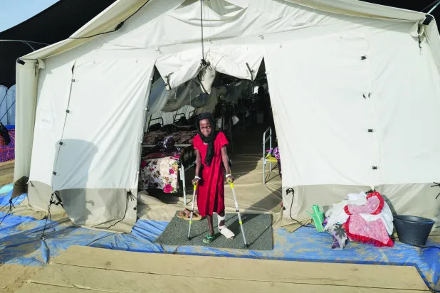 طفلة سودانية أمام أحد مستشفيات «أطباء بلا حدود» بدارفور غرب السودان (رويترز)