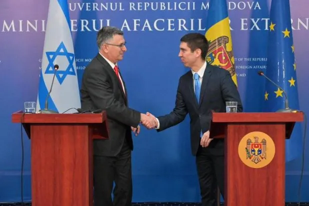 وزير الخارجية المولدوفي ميهاي بوبسوي خلال مؤتمر صحافي مشترك مع نظيره الإسرائيلي جدعون ساعر في كيشيناو بمولدوفا 4 فبراير 2025 (حساب وزارة الخارجية الإسرائيلية على موقع إكس)