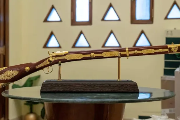 البندقية تم تصنيعها في مملكة البحرين باستخدام المعادن النفيسة (الشرق الأوسط)