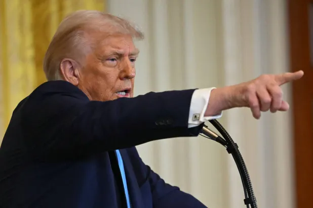 الرئيس الأميركي دونالد ترمب يتحدث خلال مؤتمر صحافي مع رئيس الوزراء الإسرائيلي بنيامين نتنياهو (أ.ف.ب)