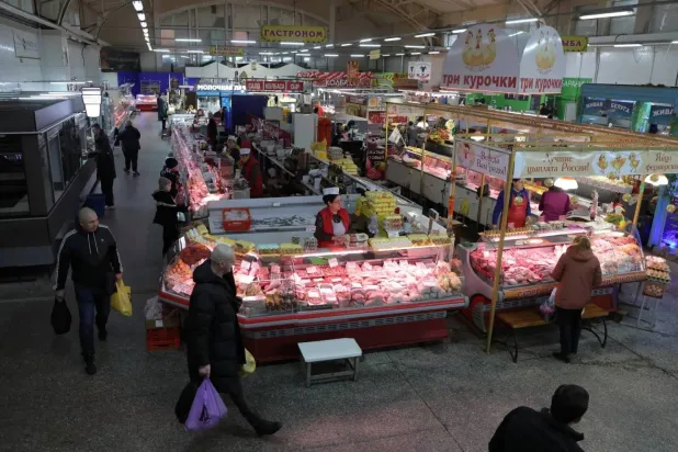 منظر عام يُظهر سوقاً للمواد الغذائية في سانت بطرسبرغ (رويترز)