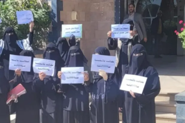 جانب من احتجاجات الموظفات في هيئة المواصفات ضد فساد قيادات حوثية (فيسبوك)