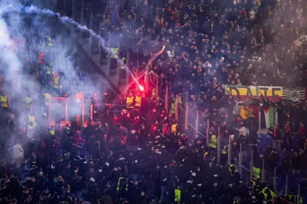 جانب من أعمال الشغب بين جماهير روما وفرنكفورت (د.ب.أ)