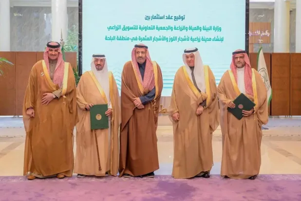 صورة جماعية بعد توقيع أحد العقود الاستثمارية لإنشاء مدن زراعية في الباحة (واس)