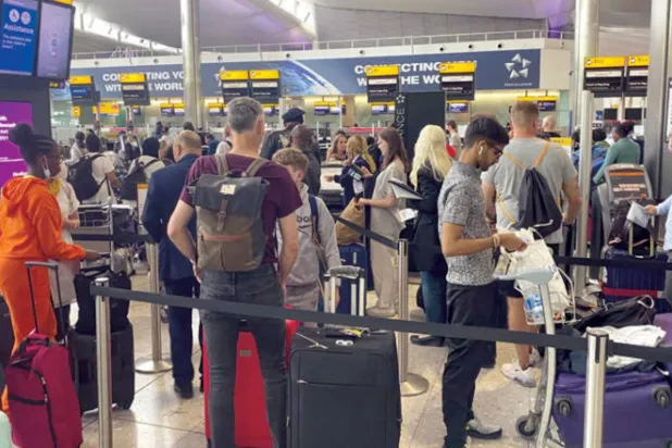 مسافرون يصطفون في مطار هيثرو (د.ب.أ)