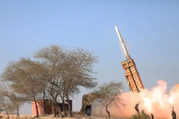 منظومة «باور» الدفاعية المحلية الصنع تطلق صاروخاً خلال مناورات (إرنا)