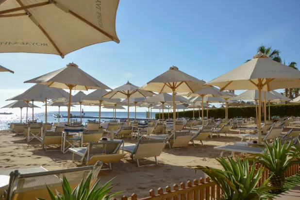 شاطئ جميل وجلسات مريحة (الشرق الأوسط)