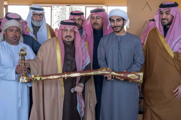 الأمير فيصل بن بندر خلال تتويج الفائزين في ختام المهرجان (واس)