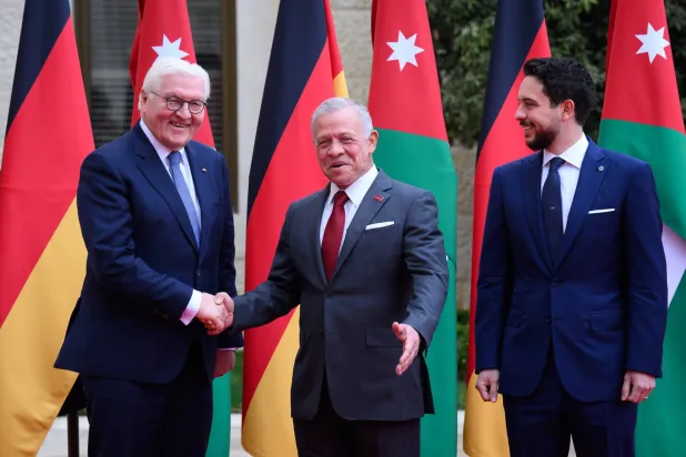 ملك الأردن مستقبلاً الرئيس الألماني بحضور ولي العهد الأربعاء (د.ب.أ)