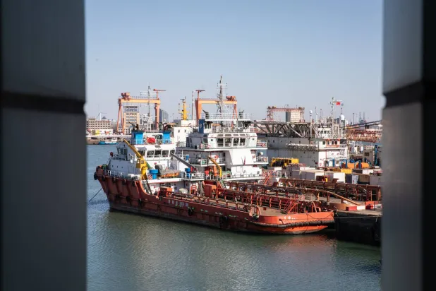 سفن نفط ترسو في ميناء تيانجين بالصين (إ.ب.أ)