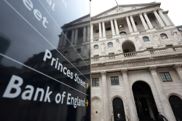 علامة تظهر اتجاهاً بالقرب من مبنى بنك إنجلترا في لندن (رويترز)