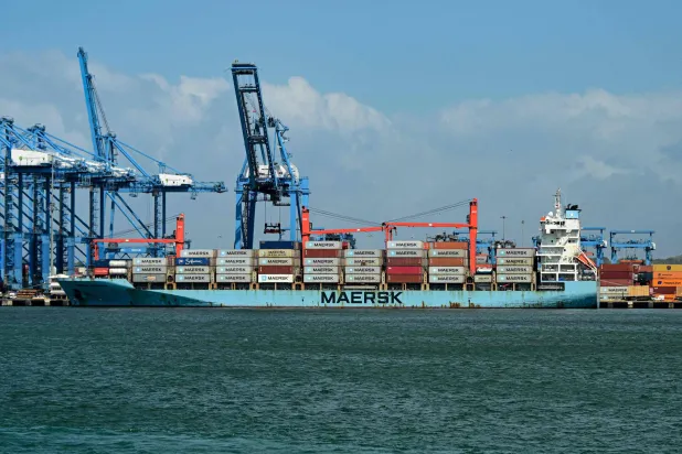 سفينة الشحن «ميرسك برمودا» في ميناء مانزانيلو الدولي في كولون (أ.ف.ب)