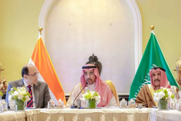 وزير الصناعة والثروة المعدنية بندر بن إبراهيم الخريّف أثناء اجتماع الطاولة المستديرة (واس)