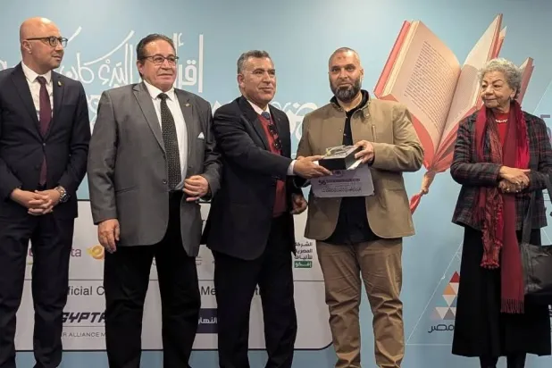 ماجد شيحة يتسلم جائزة أفضل رواية مناصفة مع محسن يونس