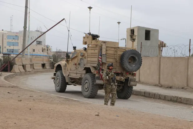 جندي أميركي أمام سجن الغويران الذي يضم عناصر من «داعش» شمال شرقي سوريا (الشرق الأوسط)