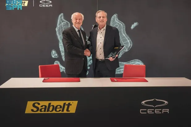 جانب من توقيع الاتفاقية بين «سير» و«سابيلت» الإيطالية (واس)