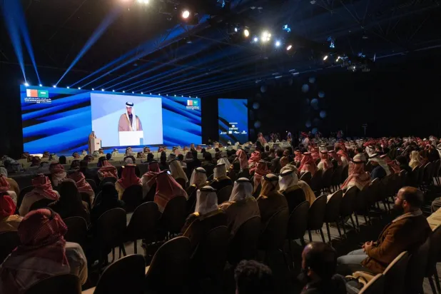 الفالح متحدثاً للحضور في كلمته الافتتاحية لمنتدى الاستثمار السعودي - البحريني (الشرق الأوسط)