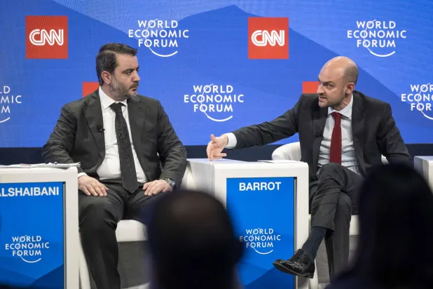 وزير خارجية فرنسا جان نويل بارو ووزير خارجية سوريا أسعد الشيباني خلال مشاركتهما بالمؤتمر الاقتصادي في دافوس في 23 يناير (أ.ف.ب)