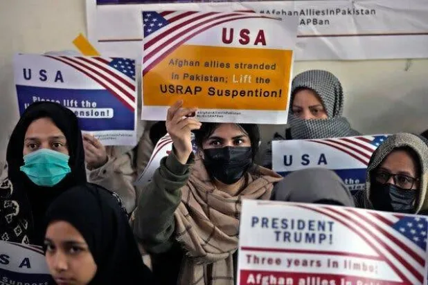 لاجئون أفغان في إسلام آباد عاصمة باكستان يحتجون على تعليق الرئيس ترمب قبول اللاجئين الشهر الماضي (أ.ب)