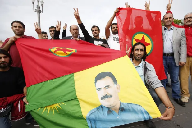 مؤيدون لزعيم حزب «العمال الكردستاني» عبد الله أوجلان في فرنسا خلال مظاهرة للمطالبة بالإفراج عنه (أ.ف.ب)