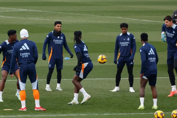 لاعبو الريال خلال التدريبات الأخيرة (إ.ب.أ)