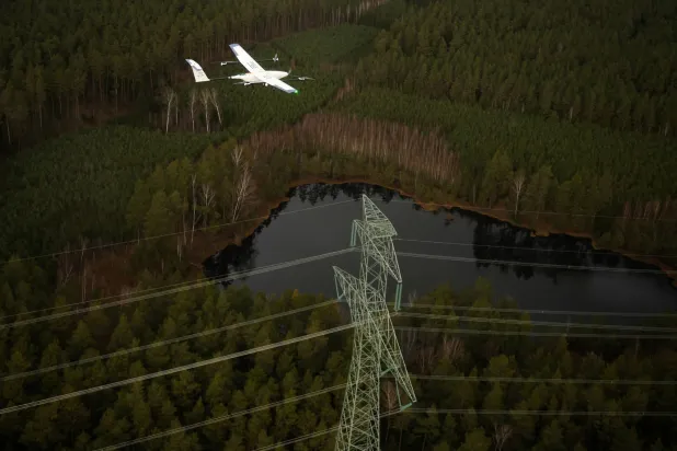 مُسيرة تقوم بمراقبة خطوط الكهرباء الممتدة بين بولندا وليتوانيا (رويترز)