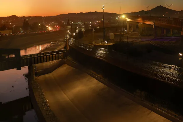 منظر عام يظهر الجدار على الحدود بين الولايات المتحدة والمكسيك (رويترز)