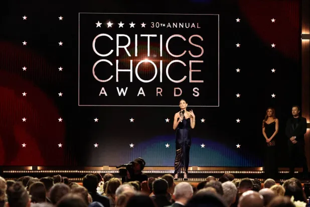 الممثلة ديمي مور تتلقى جائزة أفضل ممثلة خلال توزيع جوائز اختيار النقاد «كريتيكس تشويس» في لوس أنجليس (رويترز)