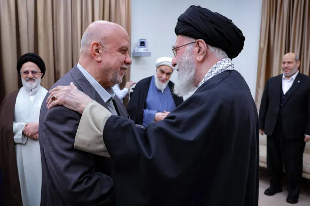 نزار عوض الله مع المرشد الإيراني علي خامنئي في طهران اليوم (موقع خامنئي - أ.ف.ب)