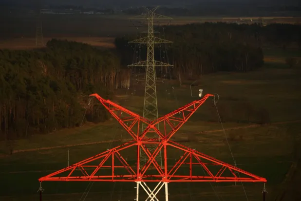 خطوط كهرباء مشغل نظام النقل البولندي PSE (رويترز)