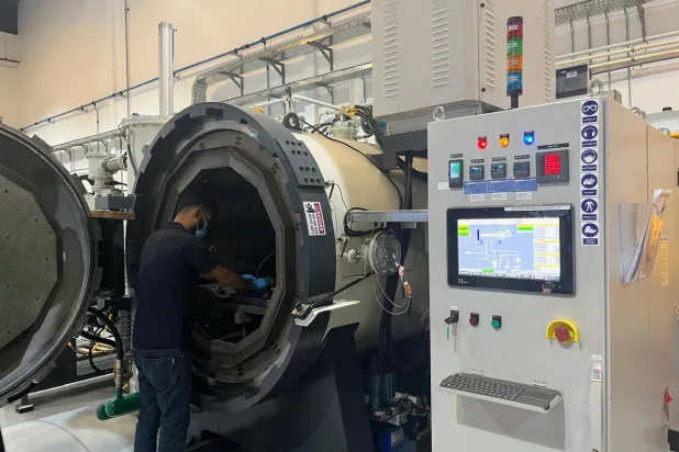 داخل مصنع شركة «إيمنسا» في الدمام (الشرق الأوسط)