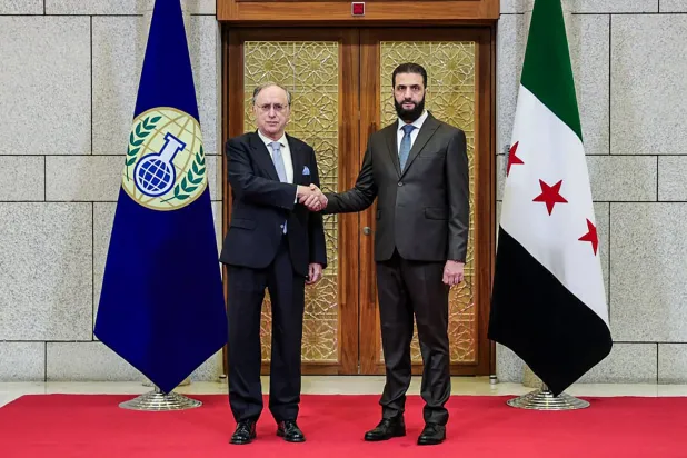 الرئيس السوري أحمد الشرع مستقبلاً رئيس منظمة حظر الأسلحة الكيميائية التابعة للأمم المتحدة فرناندو أرياس (أ.ف.ب)