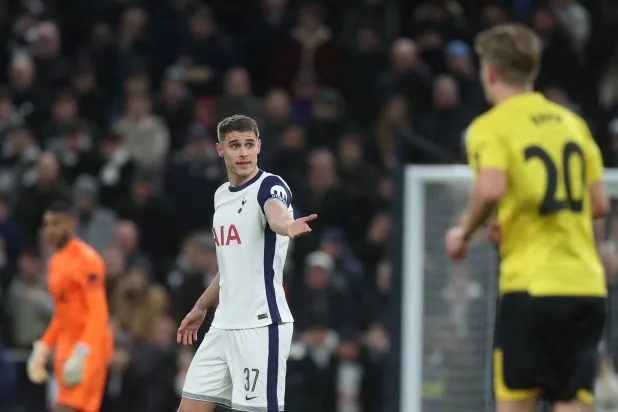 ميكي فان دي فين يغيب عن توتنهام من جديد بداعي الإصابة (إ.ب.أ)