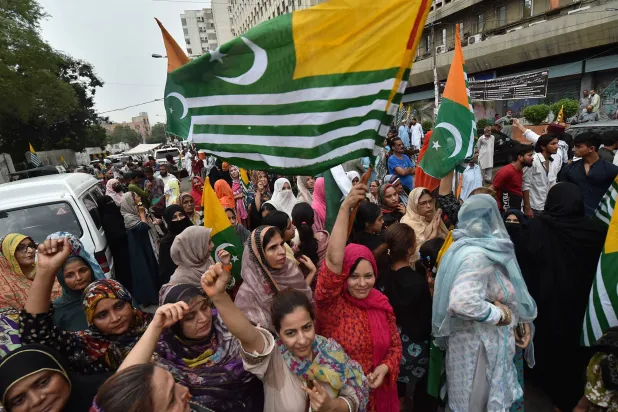 نشطاء يحملون أعلام كشمير الخاضعة للإدارة الباكستانية في كراتشي ( أرشيفية - إ.ب.أ)
