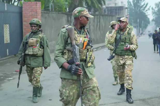 مقاتلون من حركة «إم 23» المسلحة يسيرون في شوارع غوما (أ.ف.ب)