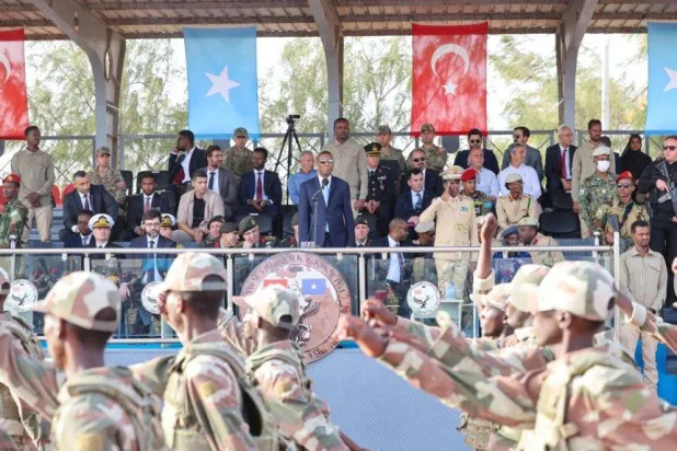 رئيس الوزراء الصومالي يشهد مراسم أداء القسم لوحدات تابعة للجيش (وكالة الأنباء الصومالية)