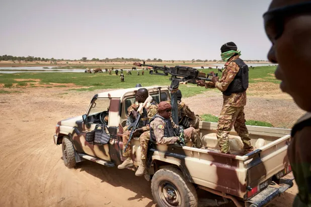 عناصر من الجيش المالي خلال مواجهات سابقة مع عناصر من تنظيم «داعش» المتشدد (أ.ف.ب)