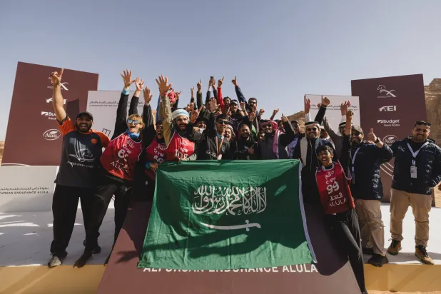 التتويج جاء بعد التفوق على قرابة 200 فارس وفارسة (الشرق الأوسط)