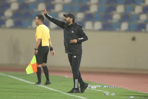 سعد الشهري يوجه لاعبيه خلال المباراة (تصوير: عدنان مهدلي)