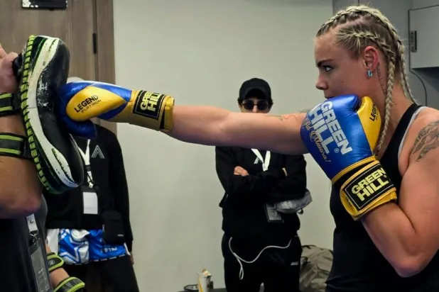 إحدى الملاكمات تستعد لنزالها (الشرق الأوسط)