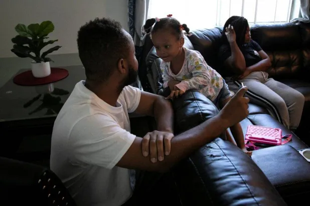 مراعاة كلماتنا مع الأطفال يمكن أن يؤثر بشكل كبير على الصحة العاطفية لهم (رويترز)