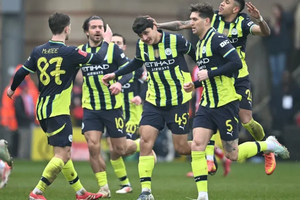 لاعبو مان سيتي يحتفلون بهدف الفوز في كأس الاتحاد (أ.ف.ب)